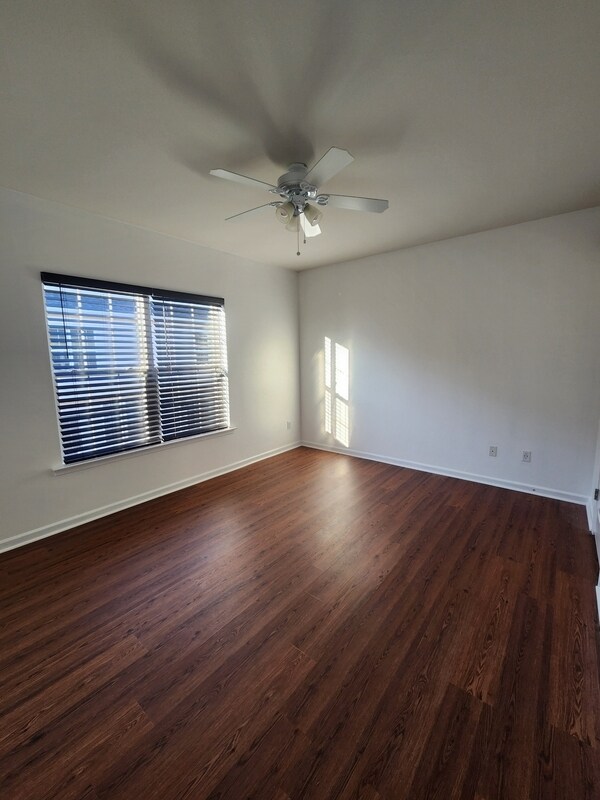 Building Photo - 1233 Parish Ave