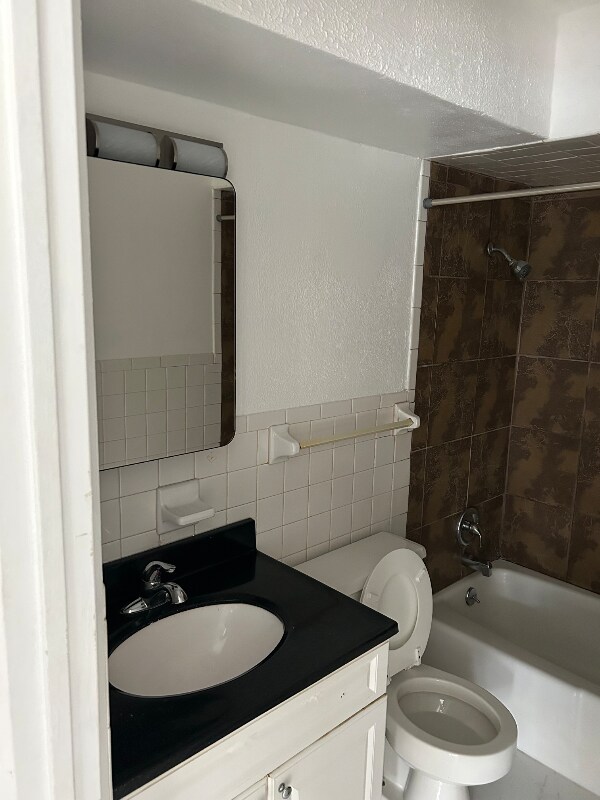 Building Photo - 223 Anderson Ln