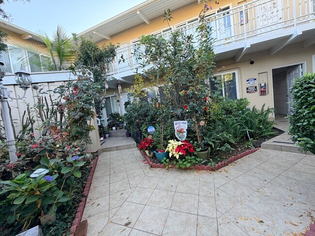 Building Photo - 243 1/2 S Church Ln