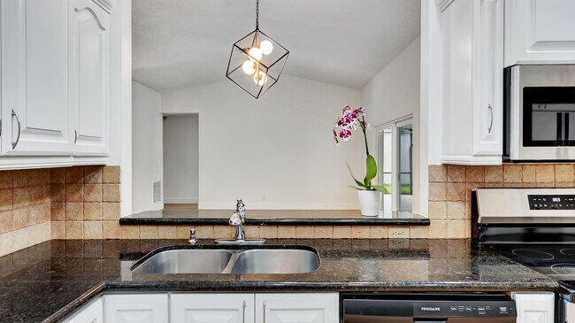Building Photo - 20977 Country Creek Dr