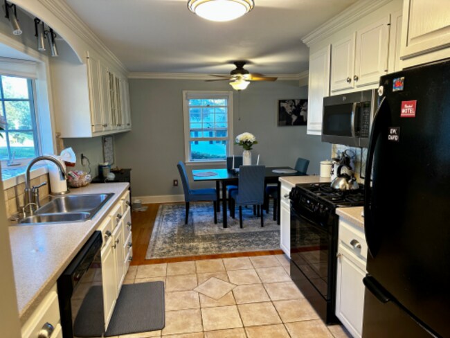 Building Photo - 165 Richardson Dr