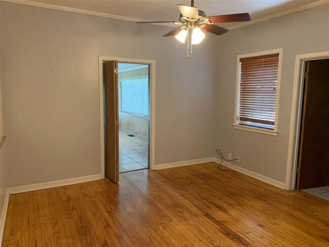 Building Photo - 106 Clark St