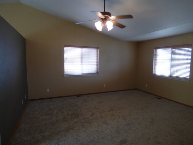 Building Photo - 3 Bedroom home in Loveland