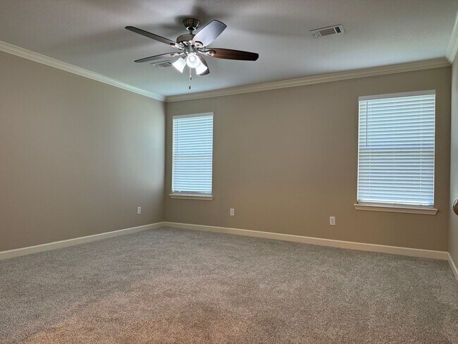 Building Photo - 415 S Shady Ln