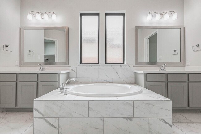 Building Photo - 30627 S Creek Way