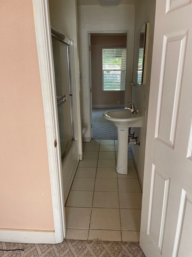 Building Photo - For Rent: Charming 2 Bedroom, 1 Bath Home ...