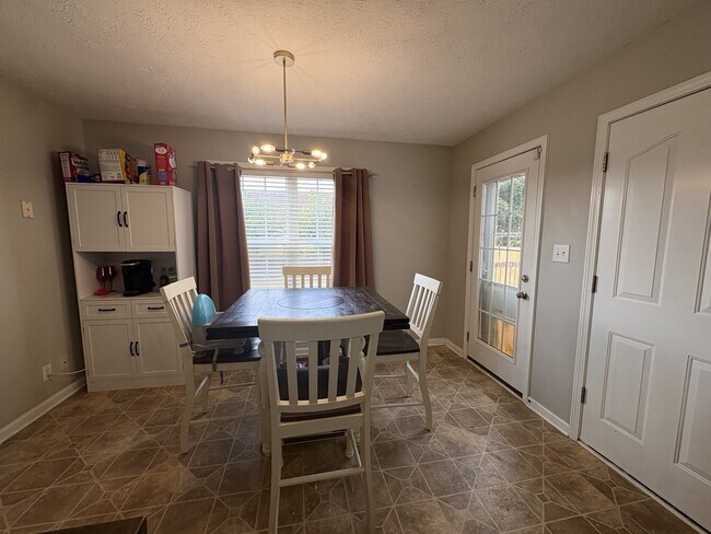 Building Photo - 515 Fox Trot Dr