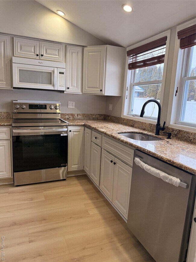 Building Photo - 549 Blue Point Rd