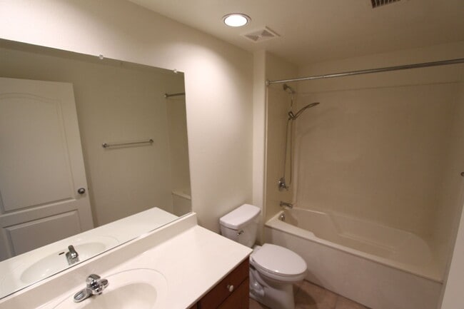 Building Photo - Light-Filled 2 Bed / 2 Bath Condo | 1,104 Sq Ft | Fireplace | Private Balcony