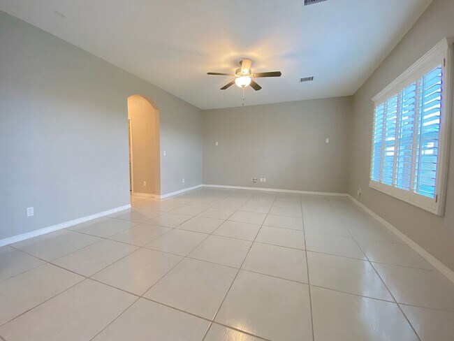 Building Photo - Spacious 4 Bedroom Refrig A/C Home