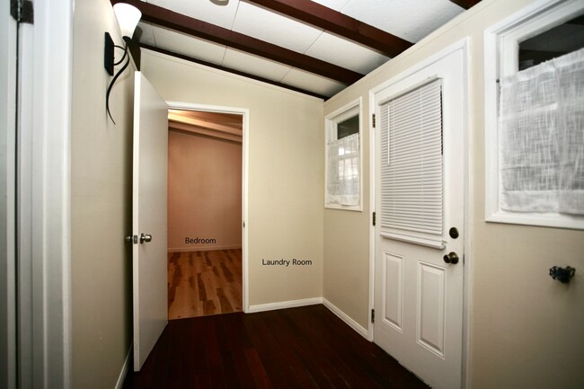 Building Photo - 1br 1 ba Duplex in Family Neighborhood!