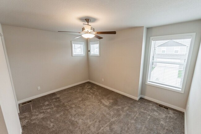 Building Photo - CORNER UNIT!! 3 Bed, 2.5 Bath Townhome in Ankeny