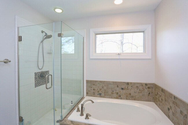 Building Photo - End Unit Townhome in the Heart of Chapel Hill