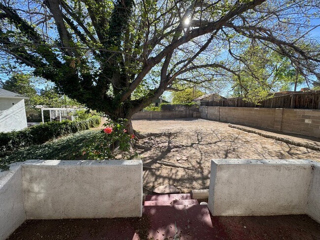 Building Photo - Stunning Nob Hill Bungalow!