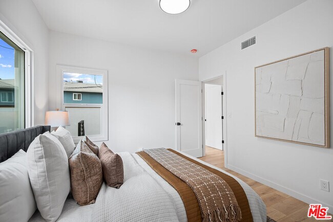 Building Photo - 3626 E 1st St