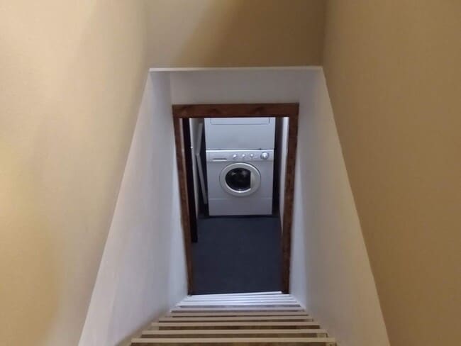 Building Photo - Close to Downtown Upper Level Apartment