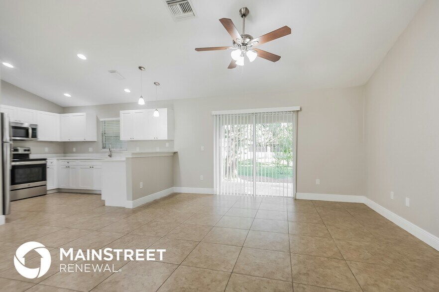 Building Photo - 1018 Card St E