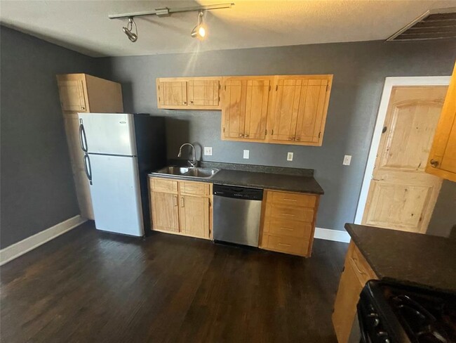 Building Photo - 1122 N Zang Blvd