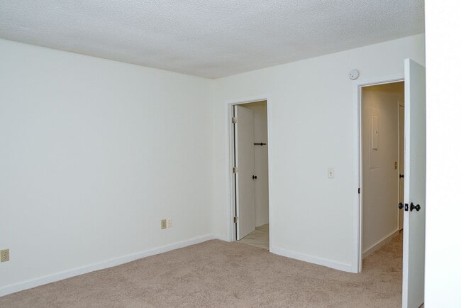 Building Photo - Cozy Two Bedroom Townhouse