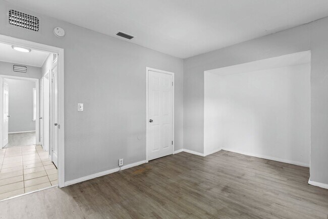 Building Photo - Spacious 3bdrm/1bath House $2295.00 ** Fen...