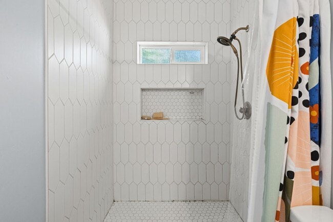 Building Photo - Updated Midtown Home