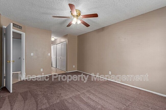Building Photo - 700 E Mesquite Cir