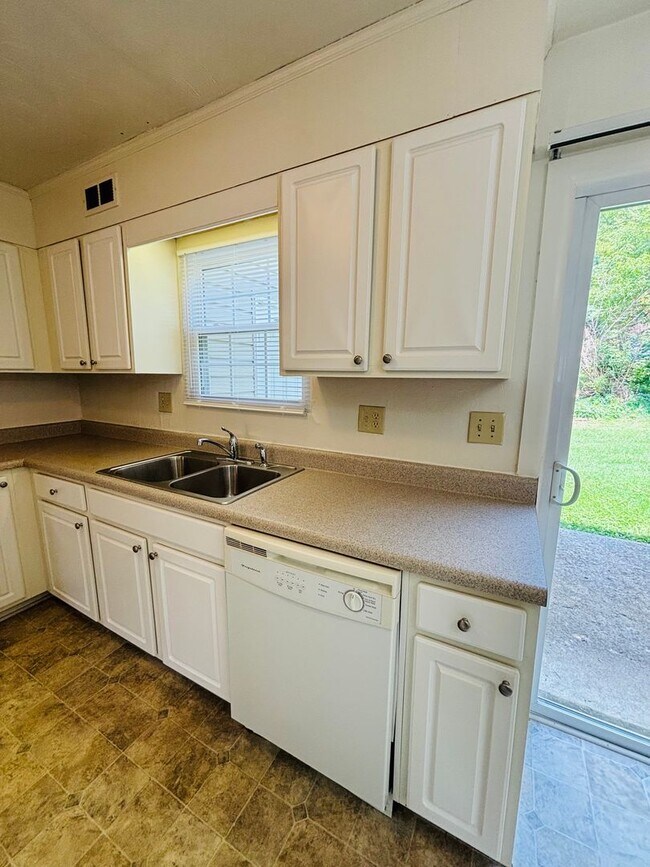 Building Photo - 2 Bedroom, 1.5 Bath Townhouse