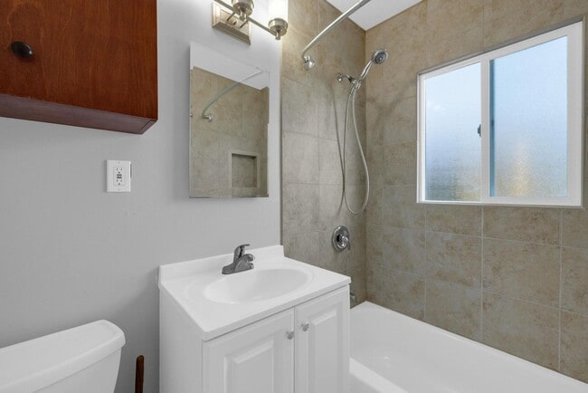 Building Photo - Charming Talmadge 2BR + Bonus Room