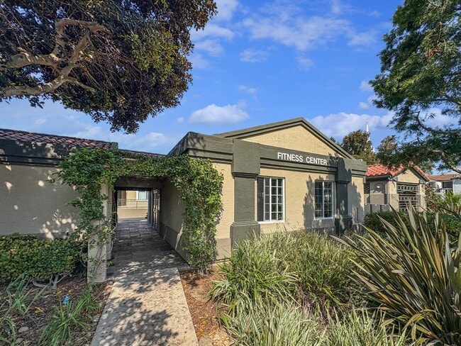 Building Photo - Great Second Floor 1B/1BA w/ Private Patio...
