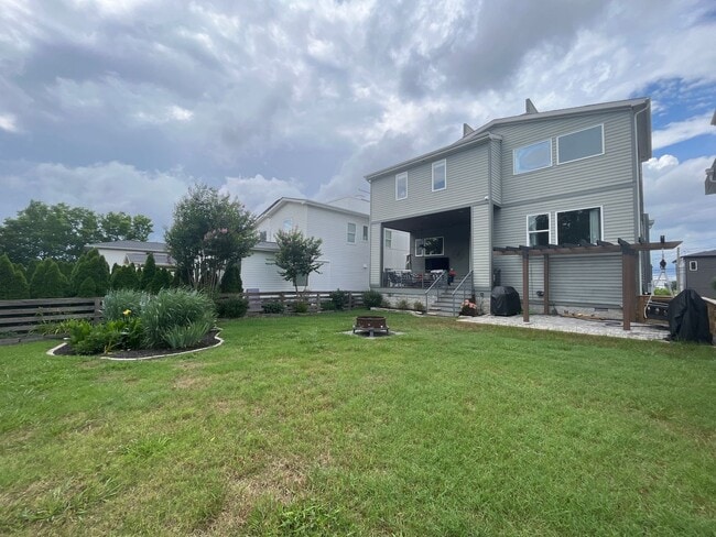 Building Photo - 4 Bedroom/3.5 Bath home overlooking the ci...