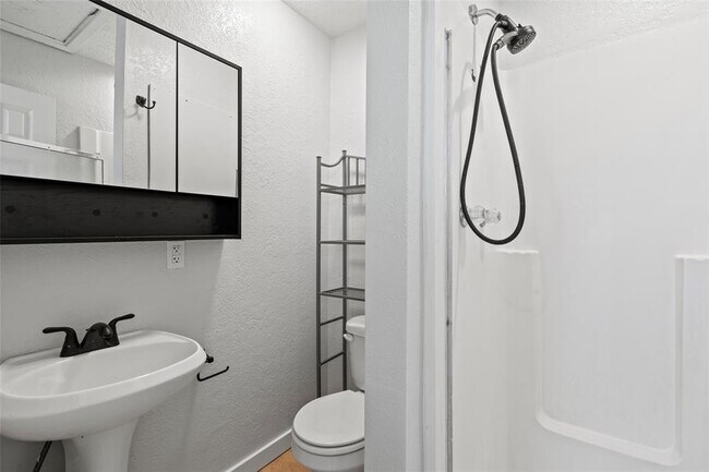 Building Photo - 4034 Reeves Dr
