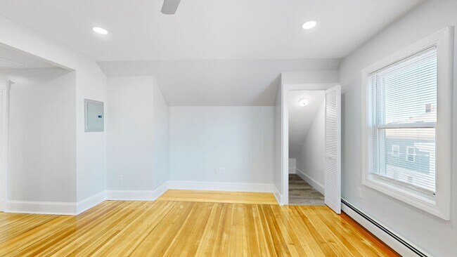 Building Photo - Avl 6/1 or sooner - Renovated 2BR in downt...