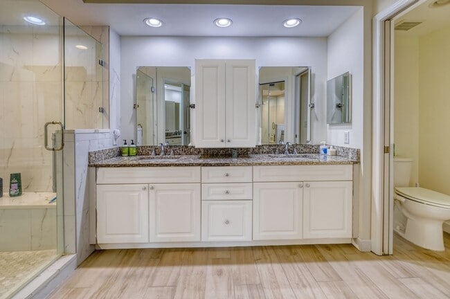 Building Photo - Updated 3 bedroom unit overlooking the Eas...