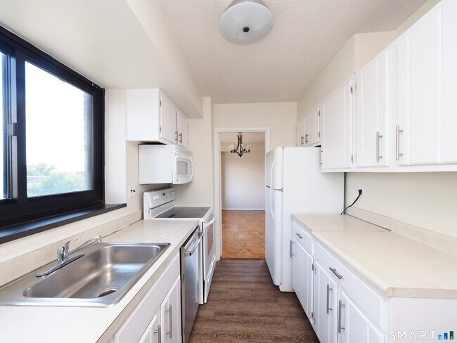 Building Photo - 44 Strawberry Hill Ave