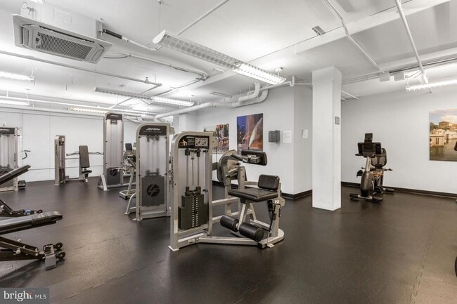 Building Photo - 1900 Hamilton St