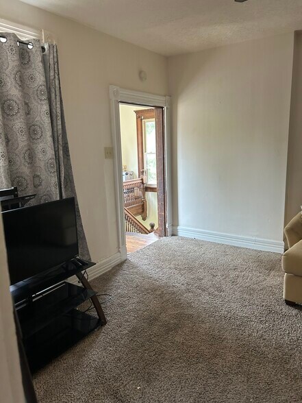 Living room - 257 Yankee Rd