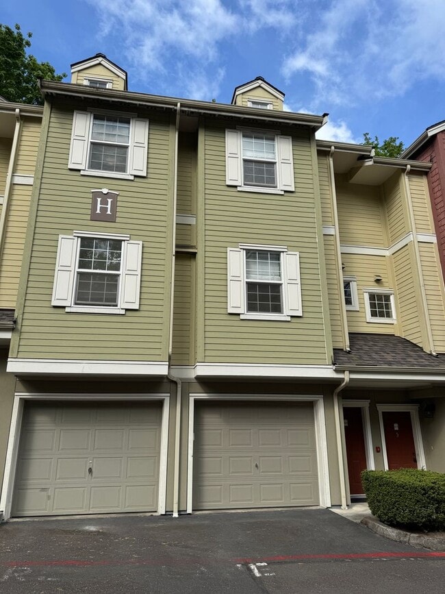 Primary Photo - Gorgeous Townhome with W/S/G AND Gas!