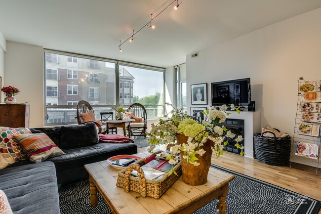 Building Photo - 525 Kedzie St