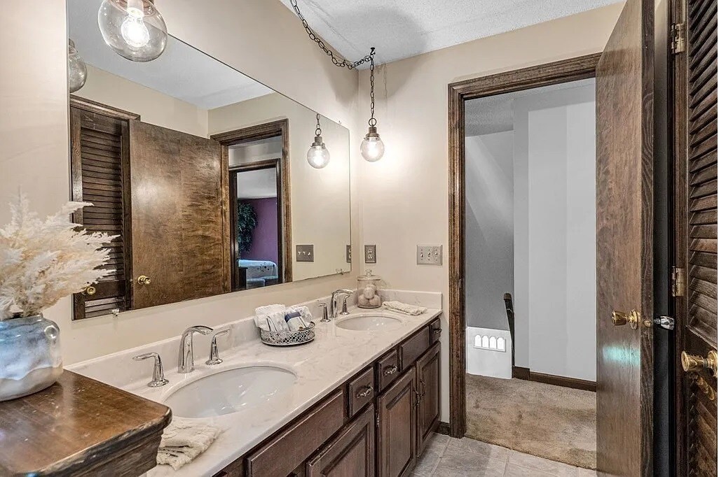 Building Photo - 867 Shaker Rd