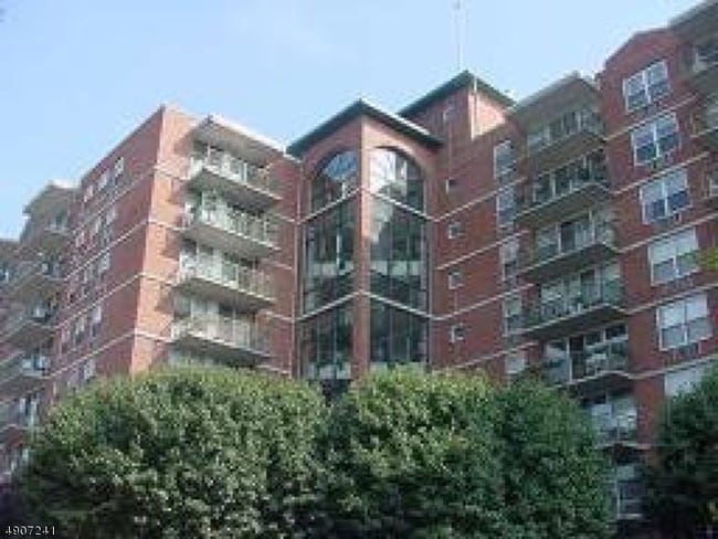 Building Photo - 300 Main St