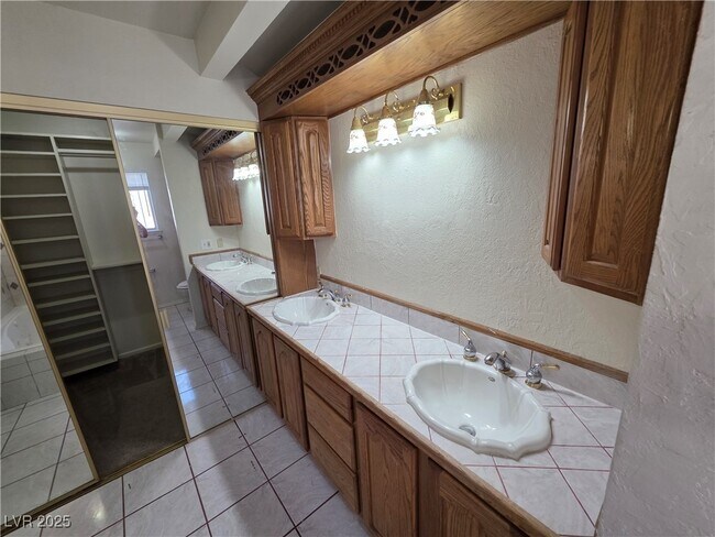 Building Photo - 321 S Bent Creek Dr