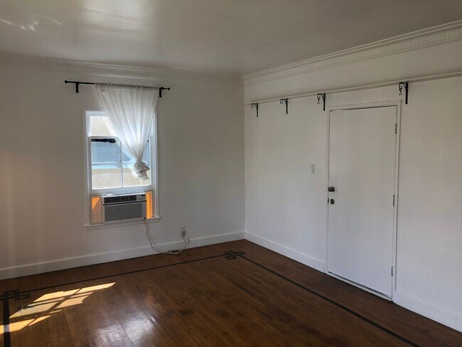 Building Photo - ******* BEAUTIFUL FRENCH NORMANDY STYLE 2BR APARTMENT *******