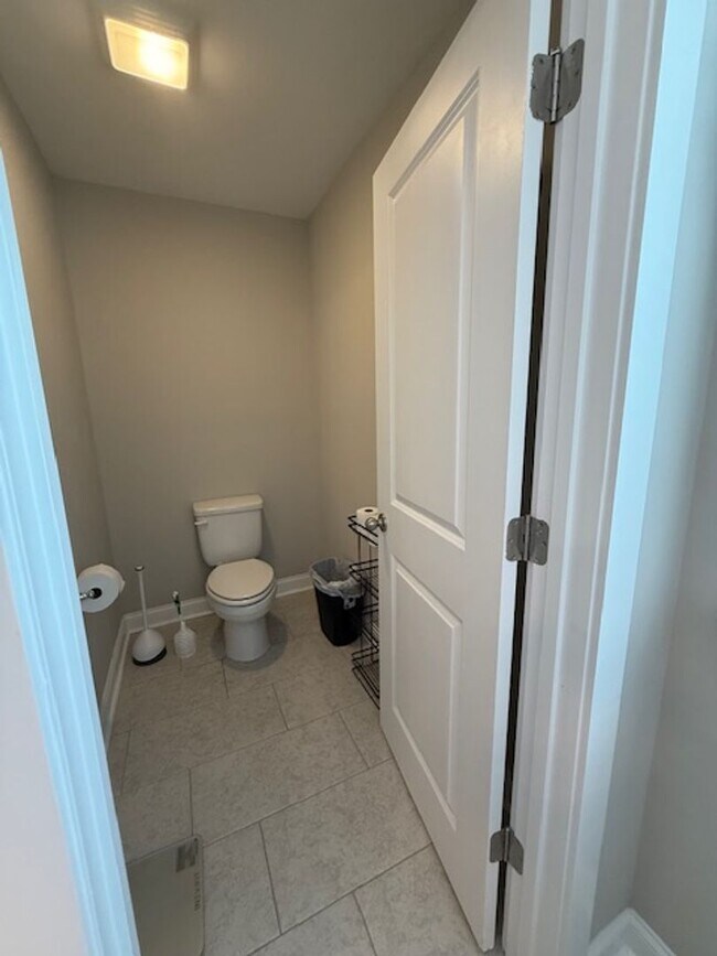 Building Photo - Quaint Neighborhood Living: Spacious 3 Bed...