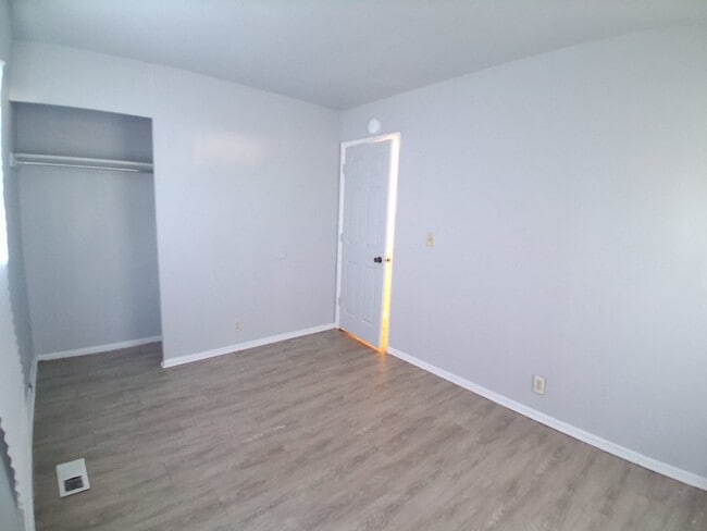 Building Photo - 804 Knollcrest-