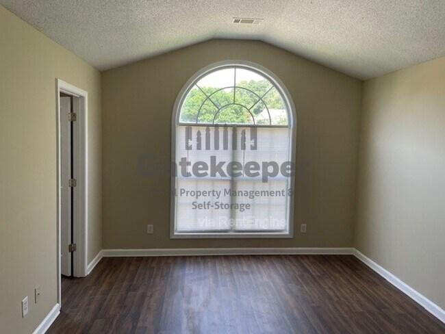 Building Photo - 10564 Village Landing
