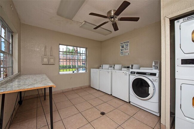 Building Photo - 1438 Holden Ave