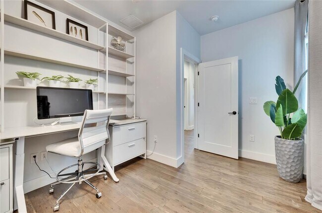 Building Photo - 1311 Justin Ln