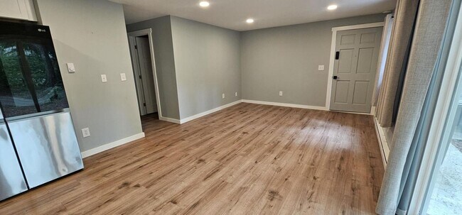 Building Photo - Rent: $2k per month - 2 bed, 1 bath