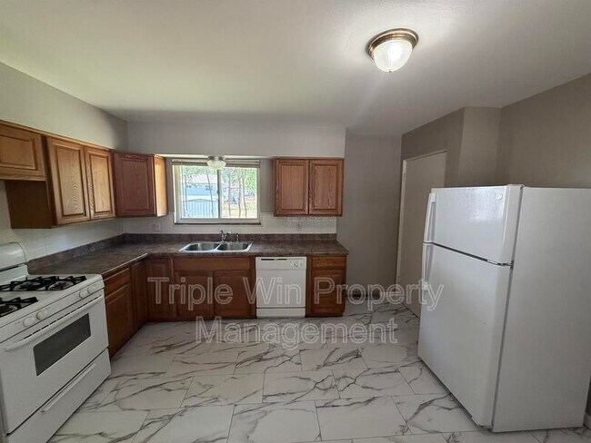 Building Photo - 675 Lilac Dr