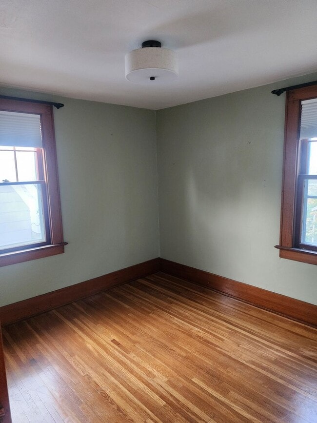 Building Photo - STUNNING 3 BEDROOM SINGLE FAMILY